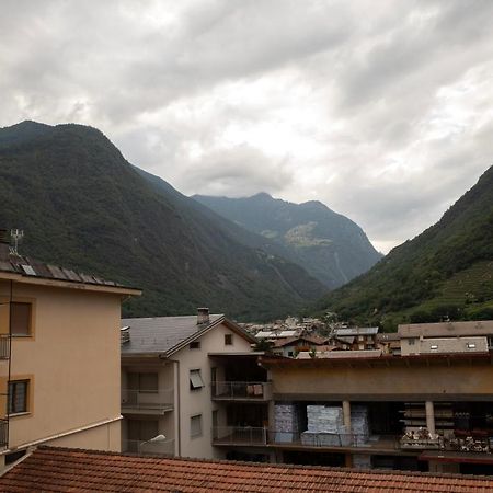 Bnbernina Express Dietro Al Trenino Rosso Tirano Kültér fotó