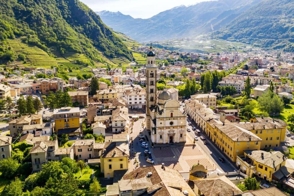 Bnbernina Express Dietro Al Trenino Rosso Tirano Kültér fotó