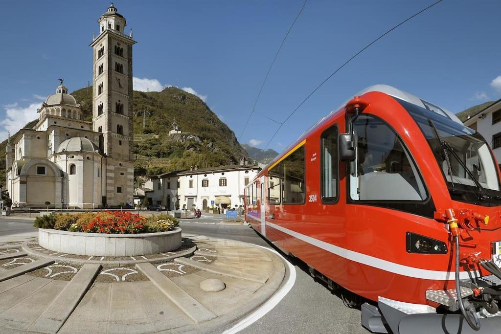 Bnbernina Express Dietro Al Trenino Rosso Tirano Kültér fotó