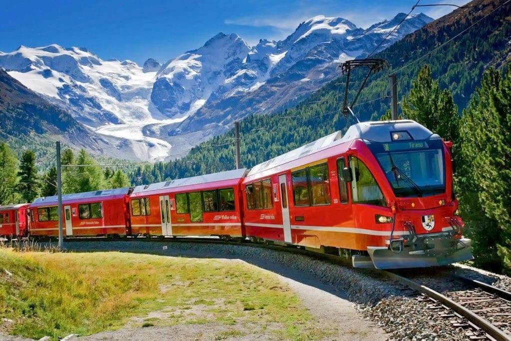 Bnbernina Express Dietro Al Trenino Rosso Tirano Kültér fotó